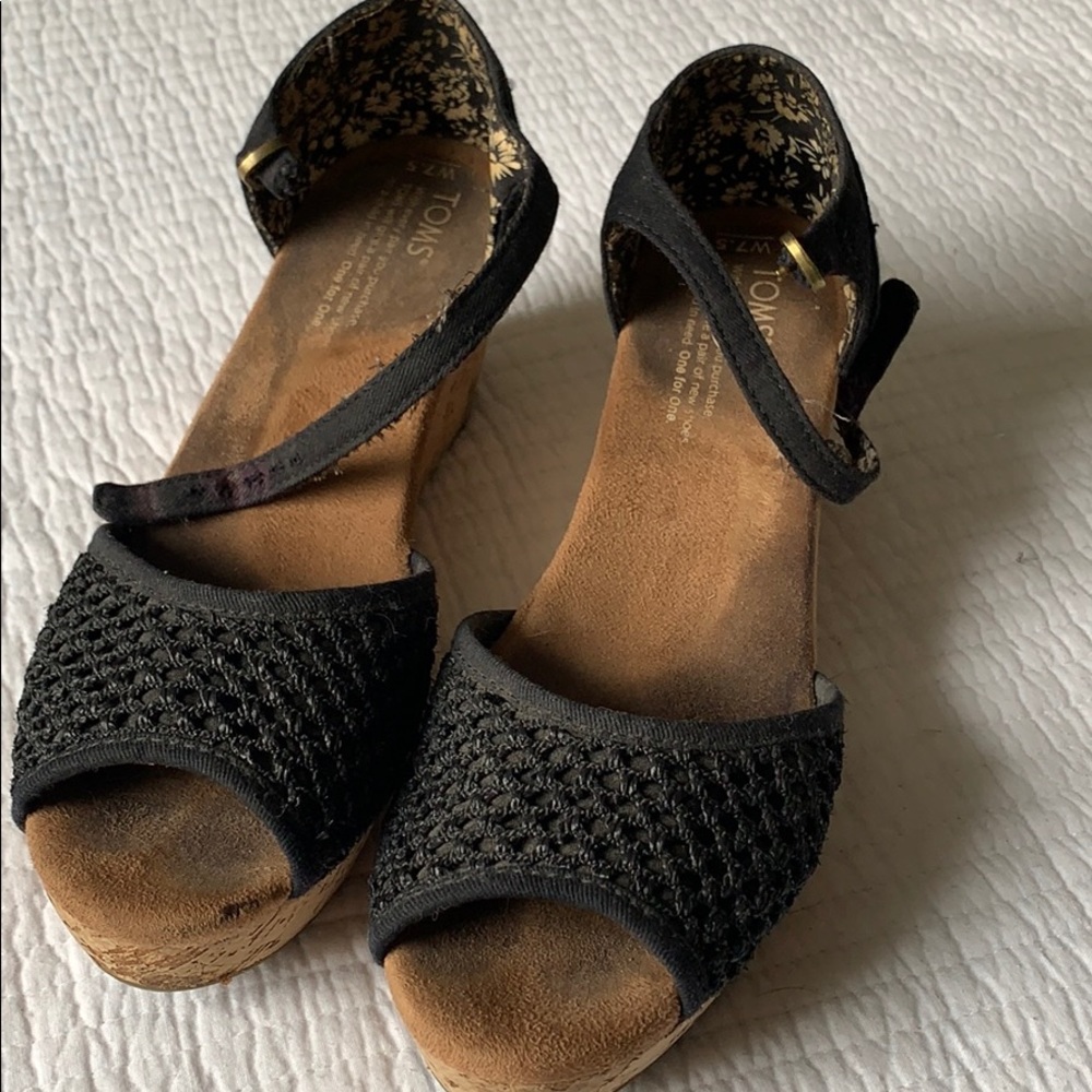 Tom’s platform wedges in 7.5.